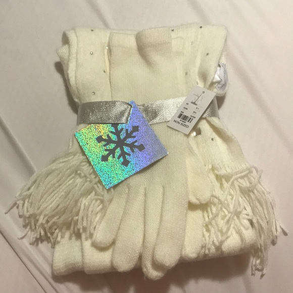 New York and Company Women’s Scarf and Glove Set - Picture 1 of 2